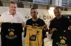 maglietta siamo il salento ai presidenti Sticchi Damiani e Giacca